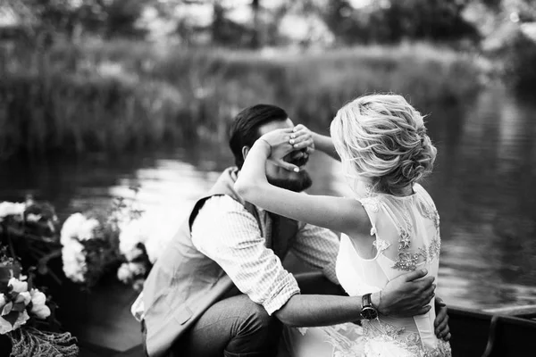 Junges Hochzeitspaar Boot Frau Schließt Augen Vor Mann — Stockfoto