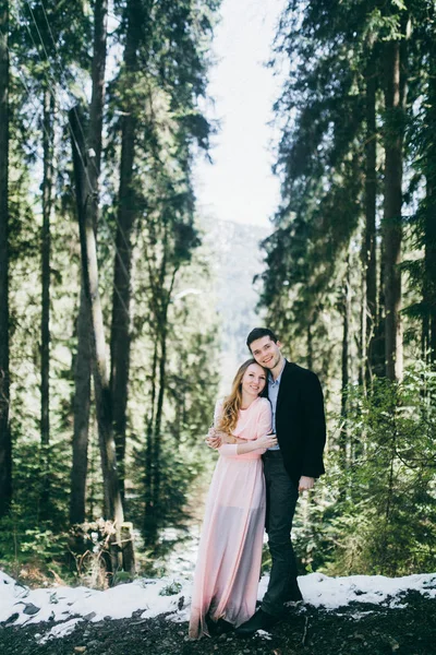 森でポーズをとって新婚夫婦の幸せな若いカップル — ストック写真