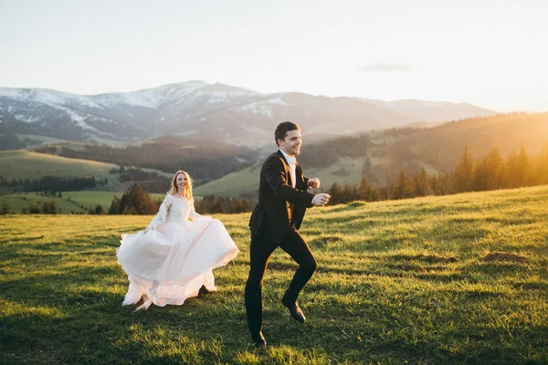 Jeune Couple Jeunes Mariés Courant Dans Les Montagnes — Photo