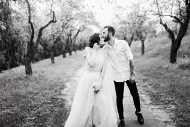  Bahar bahçede öpüşme yeni evli genç Çift 