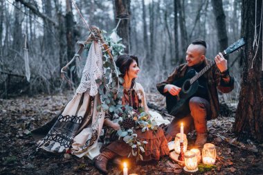 Yakışıklı olan sevgili kızı ormanda için gitar çalmak