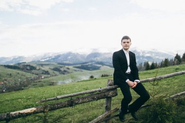 yakışıklı genç damat dağlarda poz