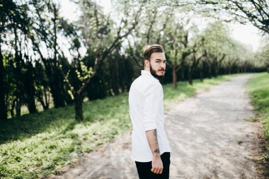 yakışıklı bir genç adam açık havada poz