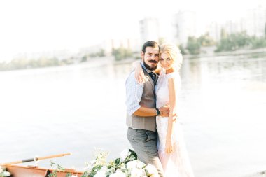 Genç Düğün çifti tekne sarılma 