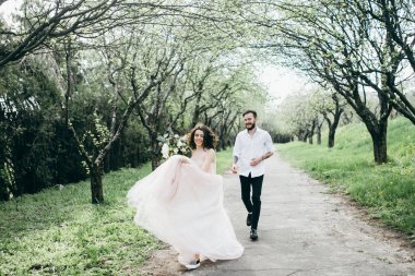  bahar bahçe içinde poz yeni evli genç Çift 