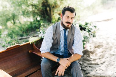 Yakışıklı damat tekne açık havada poz  