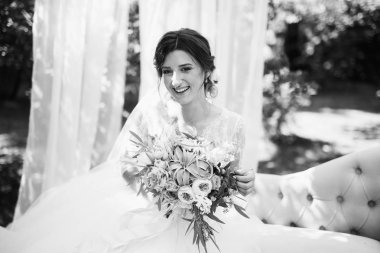 Bahçe evde poz genç güzel gelin