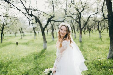 Genç güzel gelin dışarıda poz veriyor.