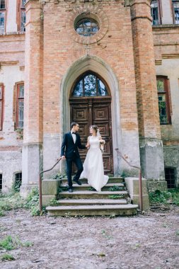 kaleden yürüyen genç Düğün çifti