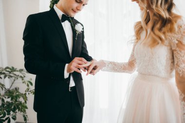 düğün töreni üzerinde yeni evli genç mutlu çift 