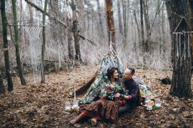 Sevgili kızı ormanda yakışıklı adamla