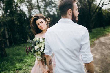  bahar bahçe içinde poz yeni evli genç Çift 