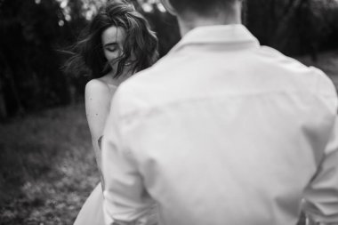 açık havada poz yeni evli genç Çift