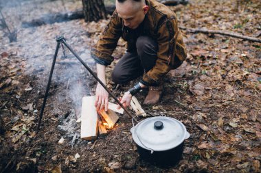 Yangın ormana akşam yemeği için fueling adam