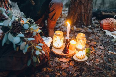 Ormanın içinde mumlar ile güzel rustik dekorasyon