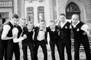 Sağdıçlar poz ile genç damat 