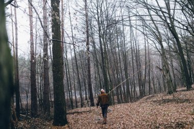 Yürüyüş onun catch ile yakışıklı balıkçı
