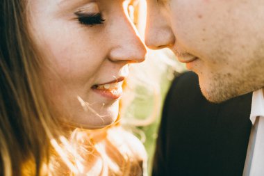 dağlarda poz yeni evli mutlu genç Çift