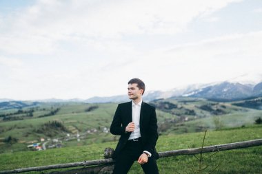 yakışıklı genç damat dağlarda poz