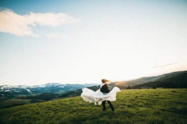 Genç damat holding gelin omuz omuza 