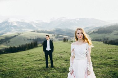 dağlarda poz yeni evli genç Çift