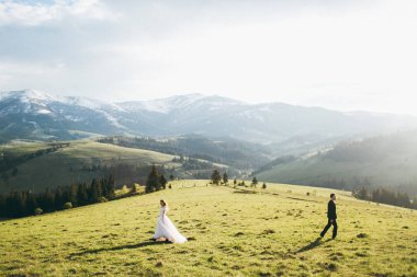 dağlarda poz yeni evli genç Çift