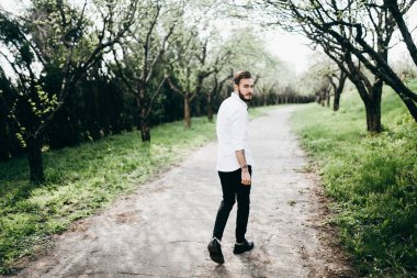 yakışıklı bir genç adam açık havada poz