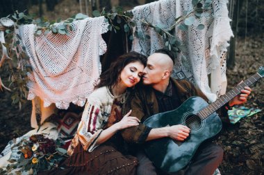 Yakışıklı olan sevgili kızı ormanda için gitar çalmak
