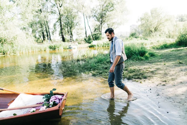 Yakışıklı Damat Tekne Açık Havada Poz — Stok fotoğraf