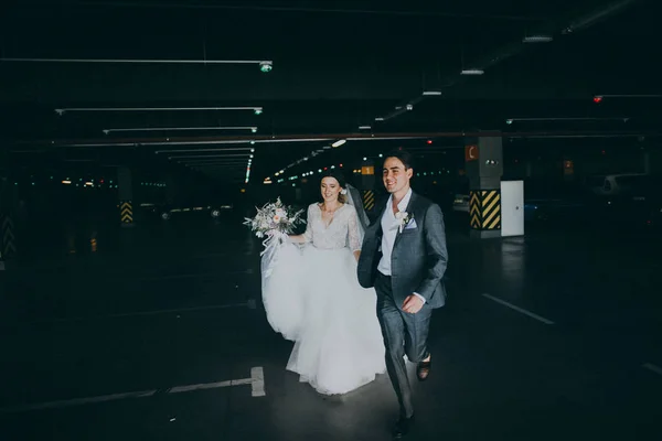 Belo Par Recém Casados Estacionamento — Fotografia de Stock