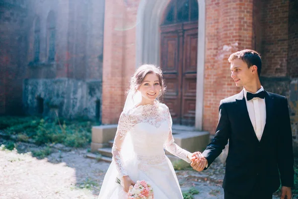 Casamento Casal Andando Perto Velho Castelo Incrível — Fotografia de Stock