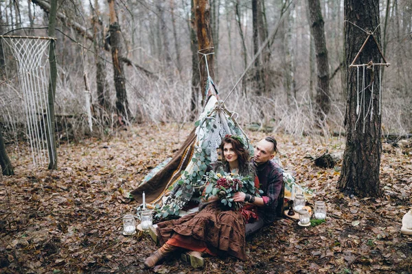 Sevgili Kızı Ormanda Yakışıklı Adamla — Stok fotoğraf
