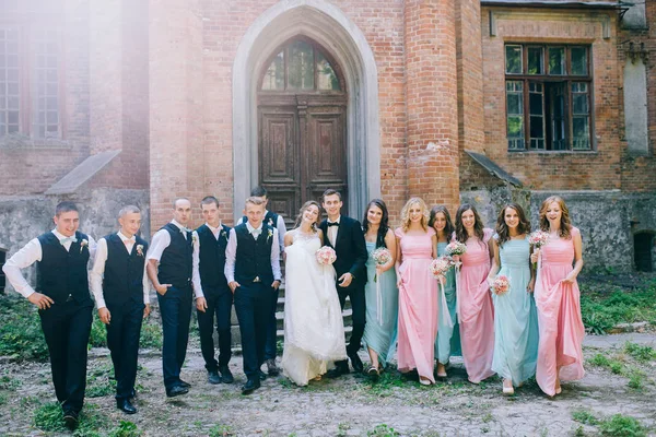 Inschrijving Bruid Met Lachende Groomsmen Poseren Bruidskinderen Bruidegom — Stockfoto