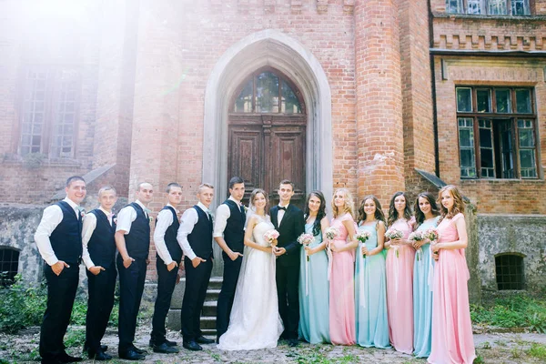 Inschrijving Bruid Met Lachende Groomsmen Poseren Bruidskinderen Bruidegom — Stockfoto