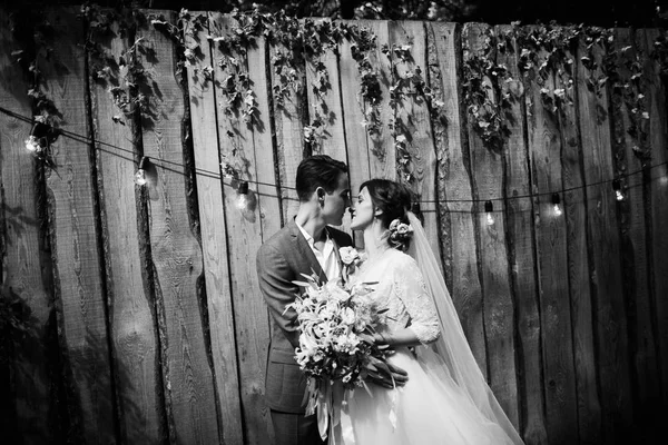 Jovem Casal Recém Casados Posando Por Cerca Madeira — Fotografia de Stock