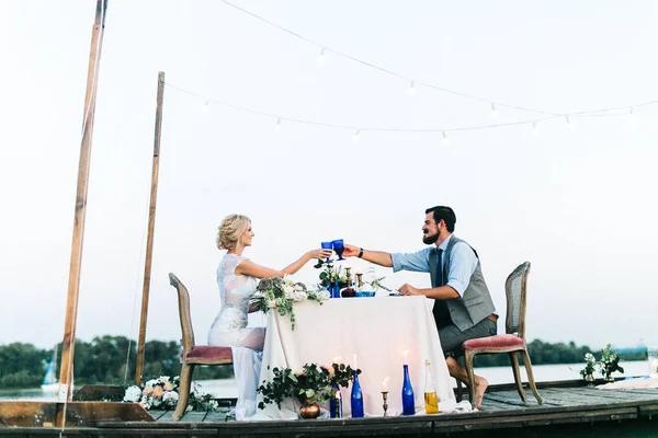 Feliz Joven Pareja Recién Casados Cenando Aire Libre —  Fotos de Stock