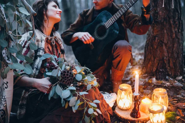 Bonito Cara Tocando Guitarra Para Sua Amada Garota Floresta — Fotografia de Stock