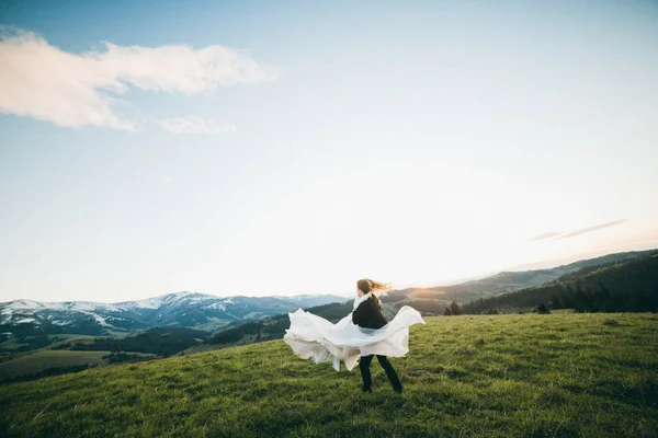 Young Groom Holding Bride Arms — Stock Photo, Image