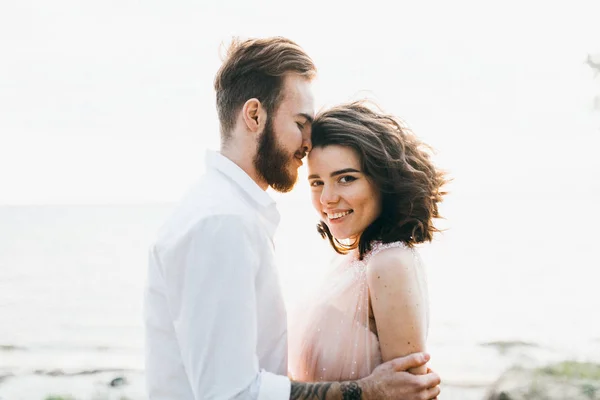 Deniz Kenarında Poz Yeni Evli Genç Çift — Stok fotoğraf