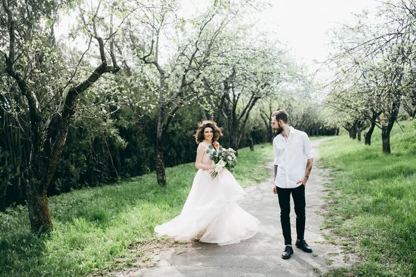 Pareja Joven Recién Casados Posando Jardín Primavera —  Fotos de Stock