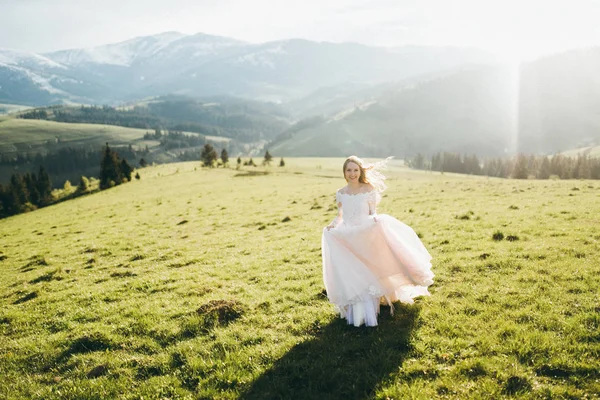 Delicate Frumos Mireasa Pozând Aer Liber — Fotografie, imagine de stoc