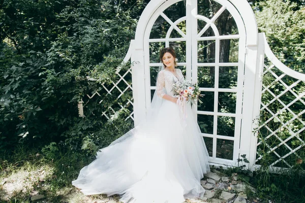 Giovane Bella Sposa Posa Casa Giardino — Foto Stock