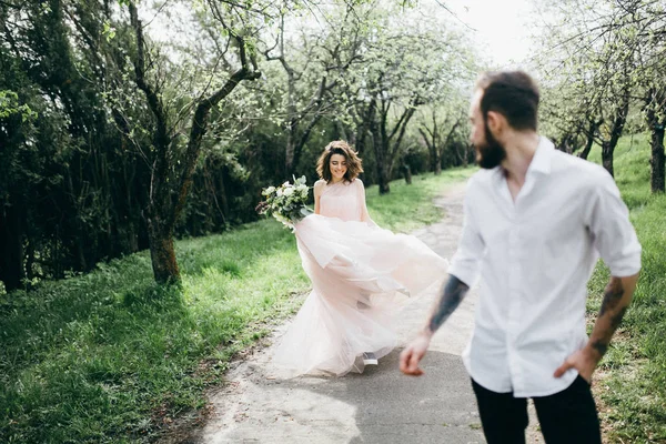 Junges Brautpaar Posiert Frühlingsgarten — Stockfoto