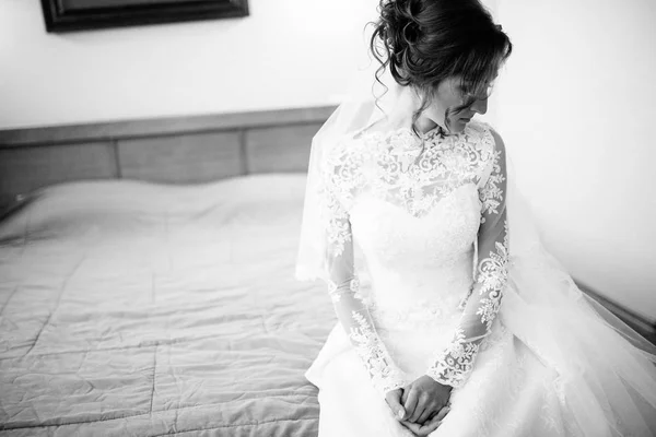 Fiatal Gyönyörű Menyasszony Jelentő Beltéri — Stock Fotó