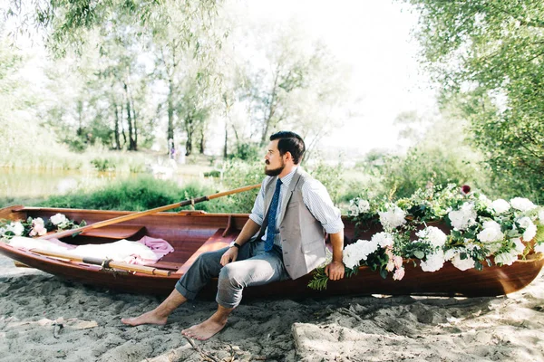 Yakışıklı Damat Tekne Açık Havada Poz — Stok fotoğraf