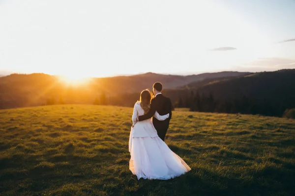 Jovem Casal Recém Casados Abraçando Livre — Fotografia de Stock