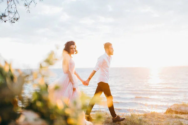 Jovem Casal Recém Casados Caminhando Pelo Lago Pôr Sol — Fotografia de Stock
