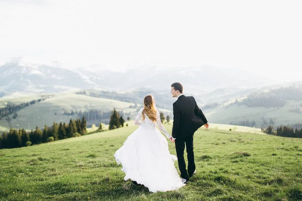 山を歩いて新婚の若いカップル — ストック写真