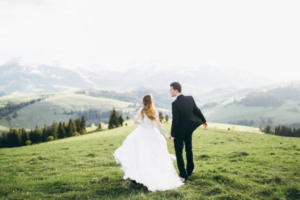 Jeune Couple Jeunes Mariés Marchant Dans Les Montagnes — Photo