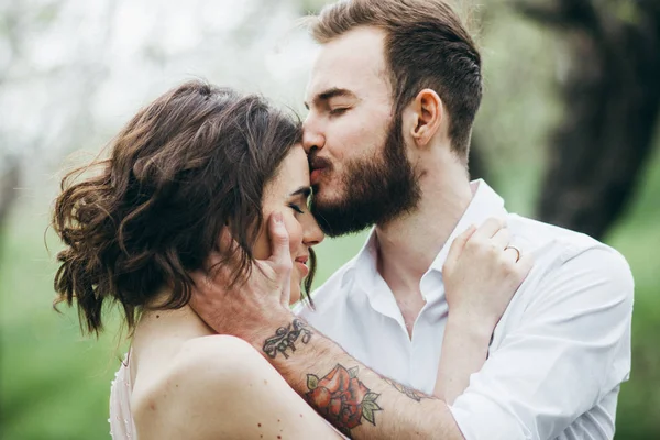 Joven Pareja Recién Casados Besándose Primavera Jardín — Foto de Stock